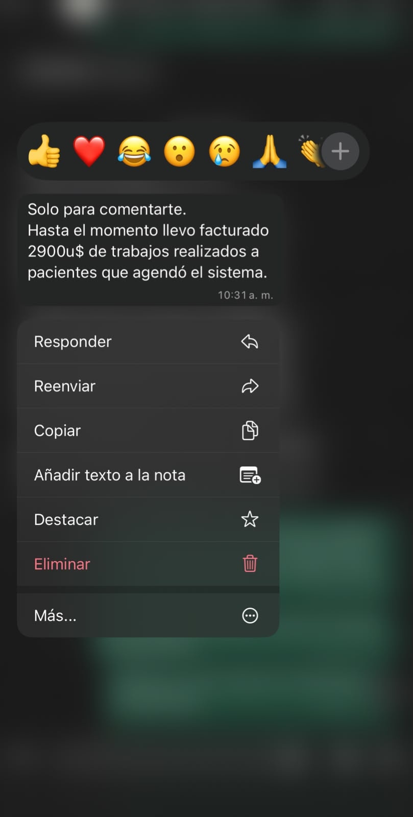 Captura de un mensaje de texto del doctor donde cuenta que lleva facturados 2900 dólares en trabajos a pacientes agendados por el programa, con el menú de una aplicación superpuesto sobre parte de la conversación.